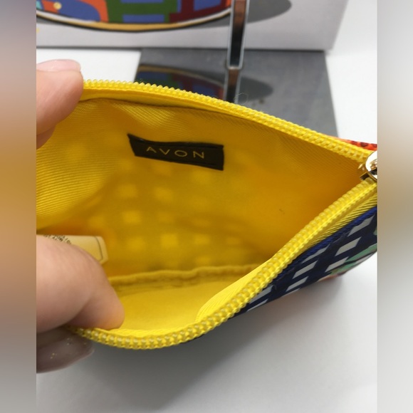 🥰 4/$25 - Avon Pouch - Picture 3 of 8